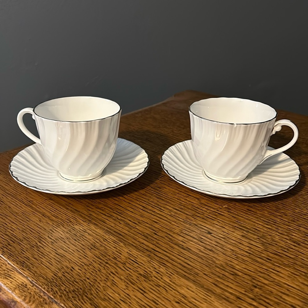 Pair of VTG 1963 Royal Worcester Engagement china tea cups and saucers.